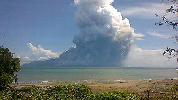 Vulcão Rokatenda, na ilha de Palue, expele nuvem de cinzas vulcânicas
