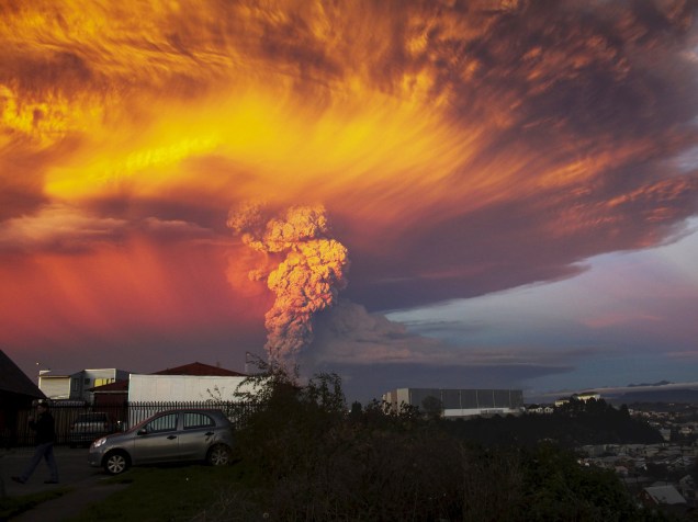Fumaça e cinzas são vistas a partir do vulcão Calbuco nas proximidades da cidade de Puerto Montt, no sul do Chile