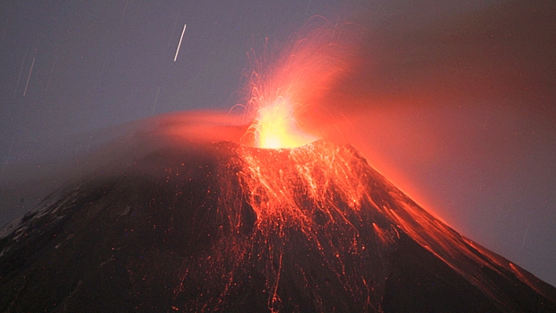 <p>Ativo desde 1999, o vulcão Tungurahua, situado na parcela equatoriana da Cordilheira dos Andes, voltou a emitir cinzas e lava</p>