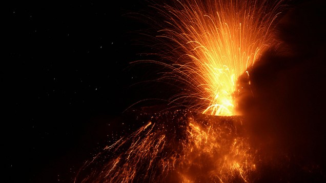 <p>Vulcão Tungurahua expele lava e cinzas perto de Banos, no sul do Equador</p>