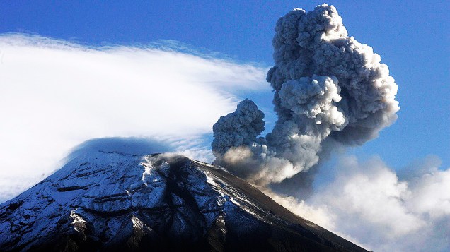 <p>O vulcão equatoriano Tungurahua é visto expelindo cinzas. Sua atividade aumentou no domingo, com explosões e intensos rugidos</p>