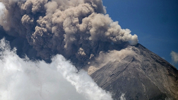 Ativo desde 1999, vulcão Fogo volta a expelir lava e cinzas sobre a Guatemala