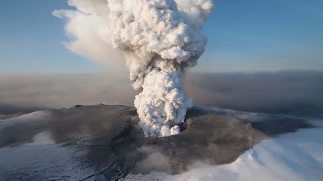 <p>A erupção do vulcão Eyjafjallajokul, Islândia, em 2010 provocou interrupção do tráfego aéreo na Europa devido a quantidade de fumaça expelida</p>