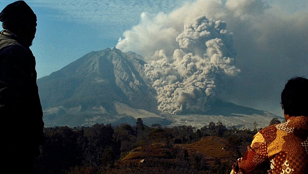 Cinzas tomam conta do céu após erupção de vulcão na Indonésia