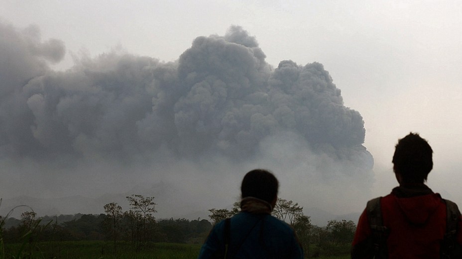 Moradores observam a erupção do Monte Kelud na Ilha de Java