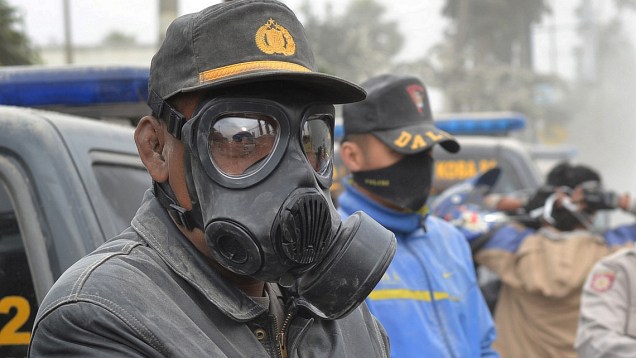 Indonésios recorrem a máscaras para não respirar cinzas de vulcão