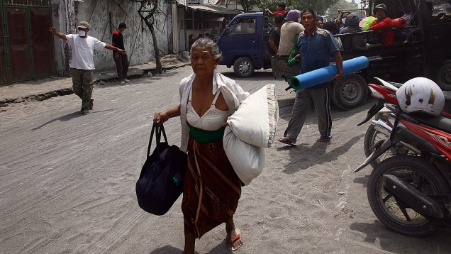 Mulher se dirige a centro de evacuação: mais de 200 mil pessoas desalojadas pelo vulcão Kelud