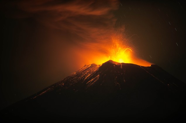 <p>Vulcão Popocatépetl em intensa atividade, lança cinzas e material incandescente no México</p>
