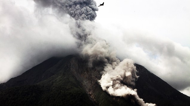<p>Monte Sinabung expele cinzas vulcânicas nesta terça-feira (6), no norte de Sumatra (Indonésia). O que forçou a evacuação de moradores que vivem próximo à base do monte</p>