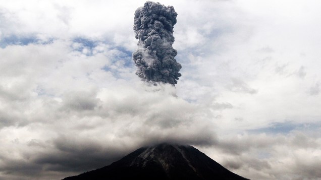 <p>Monte Sinabung expele cinzas vulcânicas nesta terça-feira (6), no norte de Sumatra (Indonésia). O que forçou a evacuação de moradores que vivem próximo à base do monte</p>