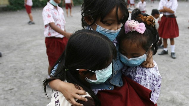 <p>Moradores da vila de Tiga Nderket, na Indonésia, usam máscaras para se proteger das cinzas vulcânicas expelidas pelo vulcão Monte Sinabung</p>