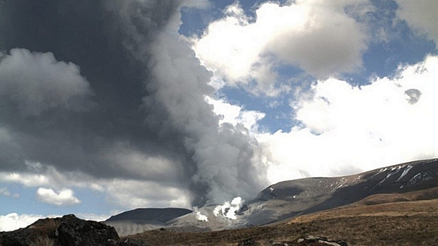 <p>Cratera do vulcão Tongariro, na Nova Zelândia, expele coluna de fumaça</p>