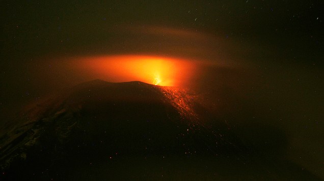 <p>Vulcão Tungurahua expele nuvens de gás e cinzas perto de Banos, no sul do Equador</p>
