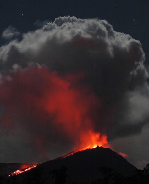 <p>O vulcão Reventador, localizado a nordeste da capital Quito, registra intensa atividade, provocando sempre sinais de alerta para a população</p>