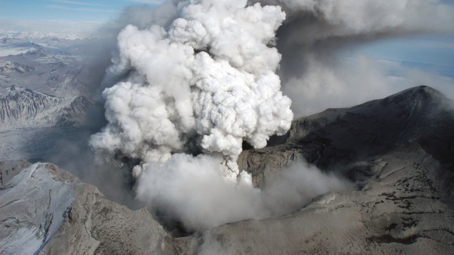 <p>O Mount Redoubt localizado no estado do Alasca, Estados Unidos, registrou sua última erupção em 2009, e segue constantemente monitorado</p>