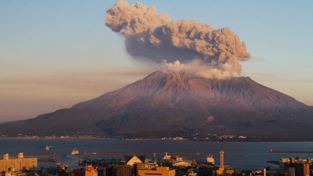 <p>O vulcão Sakurajima está localizado em uma área densamente povoada do Japão. Os mais de 680.000 habitantes da cidade de Kagoshima são regularmente obrigados a deixar suas residências para exercícios de segurança</p>