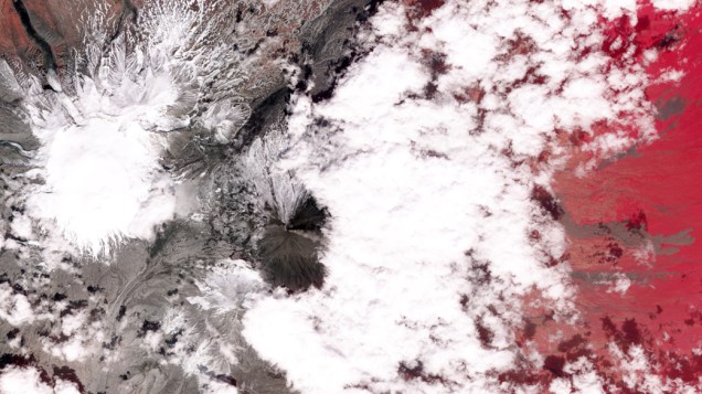 <p>Vista de satélite do vulcão Klyuchevskaya na Russia</p>