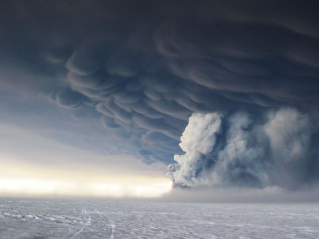 <p>A erupção do vulcão Grimsvotn, na região de Vatnajökull, envia milhares de toneladas de cinzas vulcânicas no céu na Islândia</p>