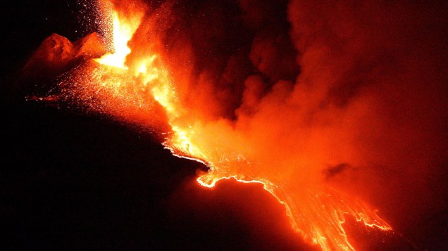 <p>Erupção do vulcão Etna, na região da Sicília, Itália</p>