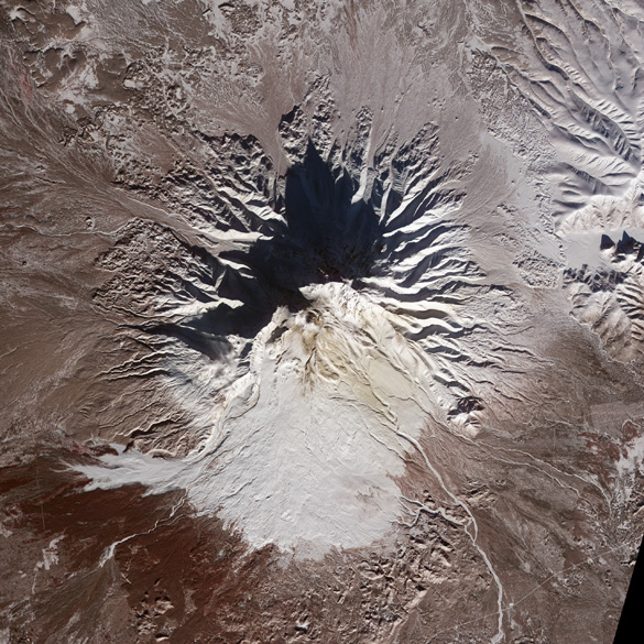 <p>Vista de satélite do vulcão Shiveluch na Rússia</p>