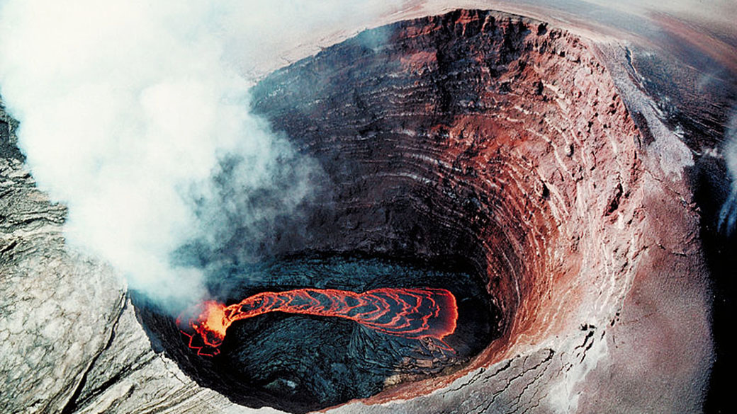 Vista aérea do cone do vulcão Kilauea no Havaí, Estados Unidos