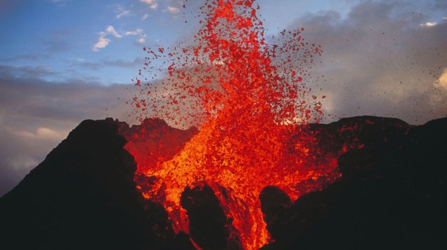 <p>Piton de la Fournaise é também conhecido localmente como "Le Volcan" (O Vulcão, em francês), é uma grande atração turística na ilha da Reunião território francês no Oceano Índico, e um dos vulcões mais ativos da Terra</p>