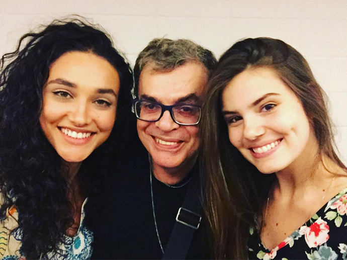 Walcyr Carrasco posa com Débora Nascimento e Camila Queiroz