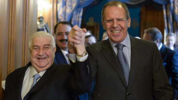 O ministro de Relações Exteriores da Síria, Walid al-Moualem (esq) e seu homólogo russo, Sergei Lavrov, após encontro em Moscou