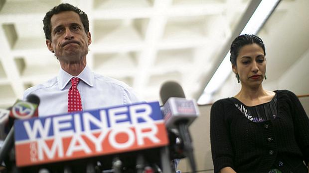 Anthony Weiner e sua mulher Huma Abedin em coletiva de imprensa na terça-feira