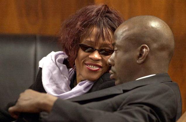Whitney acompanha o marido no tribunal. Em novembro de 2002, Bobby Brown foi preso por porte de drogas.
