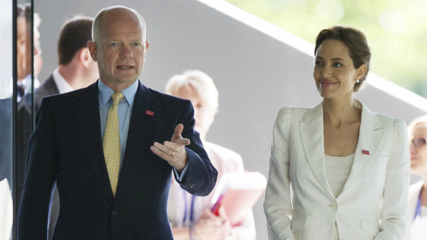 O secretário de Relações Exteriores da Grã-Bretanha William Hague e a atriz Angelina Jolie