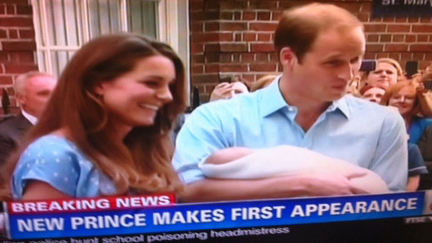 Kate e William mostram o bebê real à imprensa