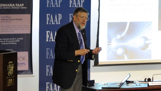 William Daniel Phillips, prêmio Nobel de Física de 1997, em aula na Faap, em São Paulo
