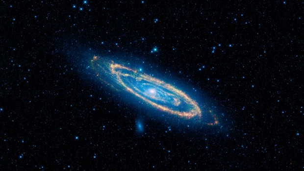 Imagem da galáxia de Andrômeda gerada a partir de informações captadas pelo telescópio americano WISE em fevereiro de 2010. Ela é uma galáxia espiral como a Via Láctea. A colisão entre as duas resultará em uma galáxia elíptica, de formato avolumado