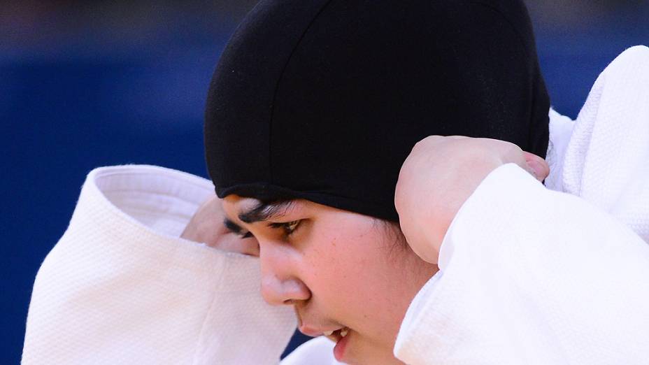 Pela primeira vez na história dos Jogos Olímpicos, uma judoca da Arábia Saudita participou de uma eliminatória do judô, com direito ao uso do véu islâmico exigido para as mulheres, em 03/08/2012