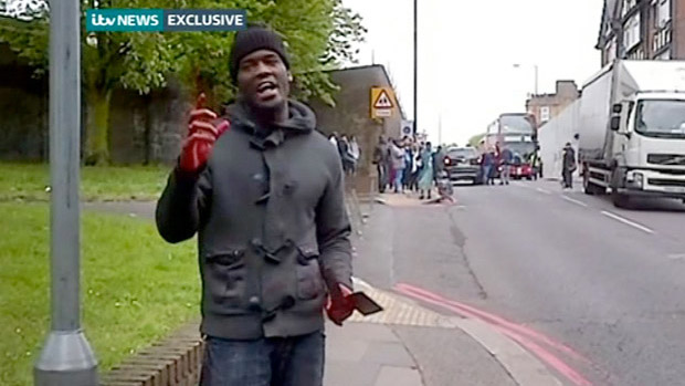 Homem é filmado ainda com faca ensanguentada nas mãos, depois de ataque a soldado em Woolwich, Londres