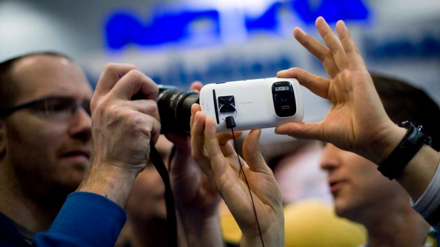 Visitantes testam as câmeras dos novos celulares durante o "World Mobile Congress 2012" em Barcelona, Espanha