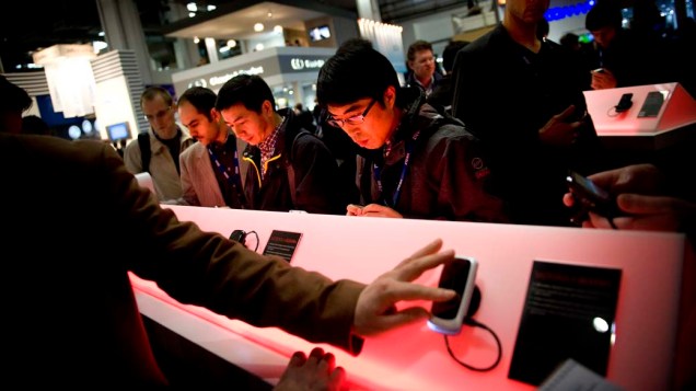Empresas oferecem aparelhos para testes durante o "World Mobile Congress 2012" em Barcelona, Espanha