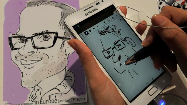 Caricatura feita na versão branca do smartphone Galaxy Note, da Samsung, durante o "World Mobile Congress 2012" em Barcelona, Espanha