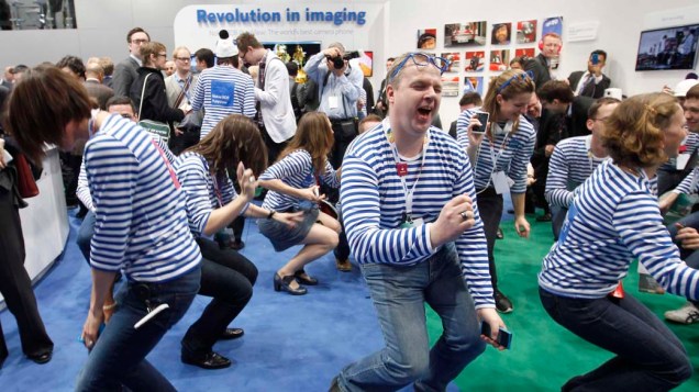 Funcionários da Nokia dançam em stand após apresentação do novo Lumia 900 durante o "World Mobile Congress 2012" em Barcelona, Espanha