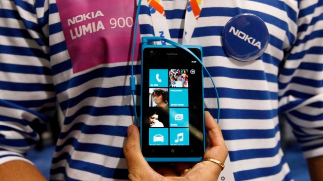 Funcionário da Nokia segura modelo de celular com Windows Phone durante o "World Mobile Congress 2012" em Barcelona, Espanha