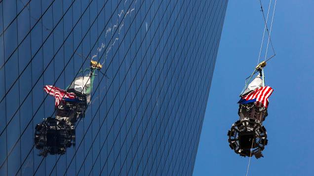 Peça final de torre One World Trade Center é levantada até o topo do prédio, metalúrgicos vão concluir a instalação da torre, que pesa cerca de 800 toneladas  e está a 122 metros de altura