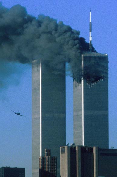 Momento em que o Boeing 767-222 do voo 175 da United Airlines se aproxima da torre sul do World Trade Center, durante o ataque terrorista de 11 de setembro de 2001, em Nova York