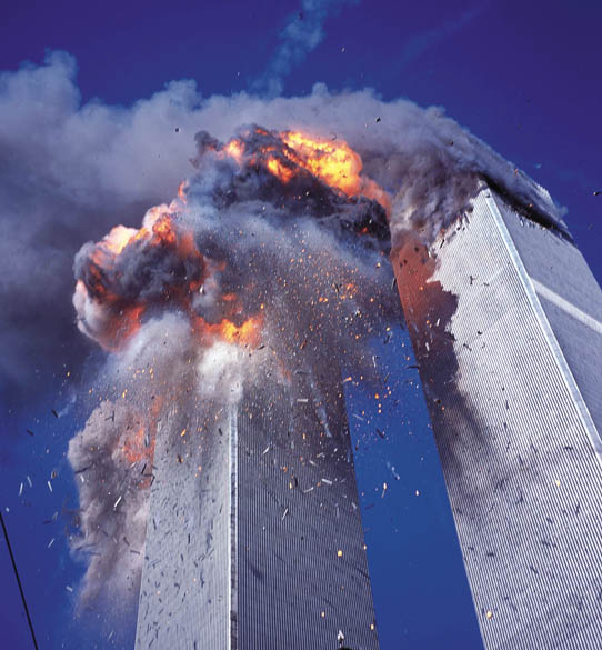 Momento após a colisão do Boeing 767-222 do voo 175 da United Airlines na torre sul do World Trade Center, durante o ataque terrorista de 11 de setembro de 2001, em Nova York