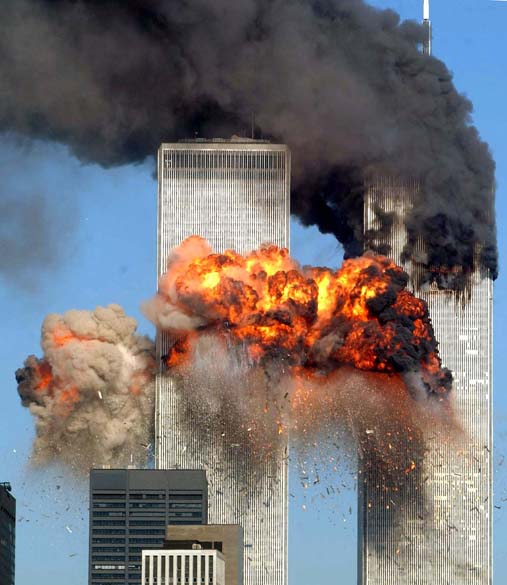 Momento após a colisão do Boeing 767-222 do voo 175 da United Airlines na torre sul do World Trade Center, durante o ataque terrorista de 11 de setembro de 2001, em Nova York