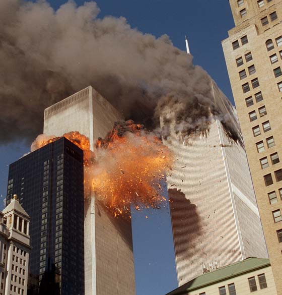 As torres gêmeas do World Trade Center durante o ataque terrorista de 11 de setembro de 2001, em Nova York