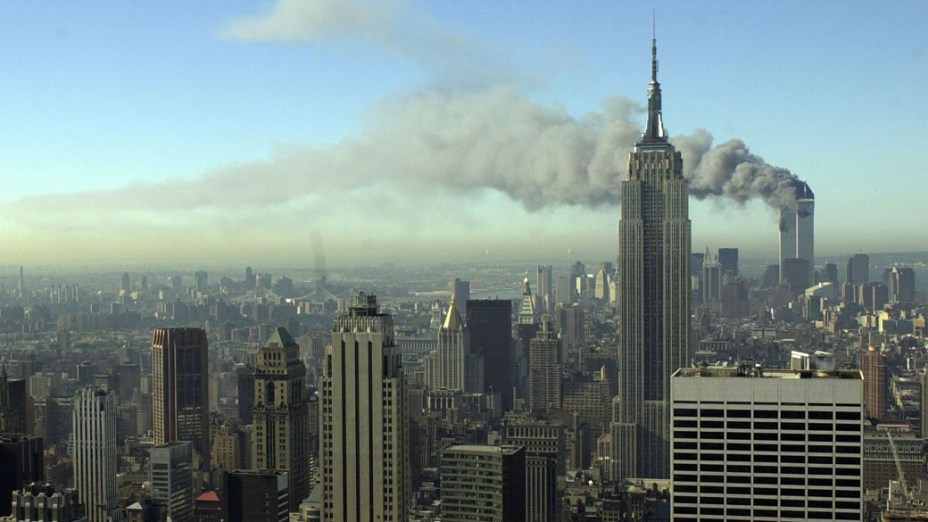 Vista das torres gêmeas do World Trade Center durante o ataque terrorista de 11 de setembro de 2001, em Nova York
