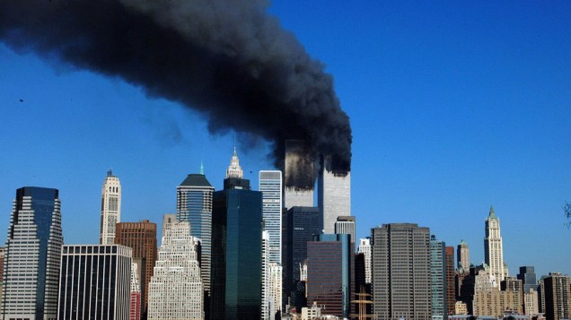 As torres gêmeas do World Trade Center durante o ataque terrorista de 11 de setembro de 2001, em Nova York