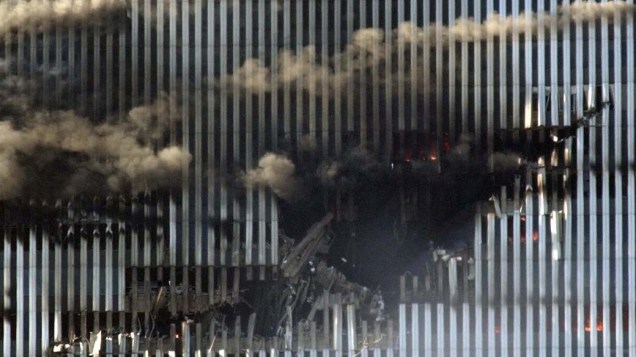 A torre norte do World Trade Center durante o ataque terrorista de 11 de setembro de 2001, em Nova York