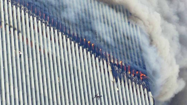 Pessoa salta da torre norte, a primeira a ser atingida, durante o ataque terrorista de 11 de setembro de 2001, em Nova York